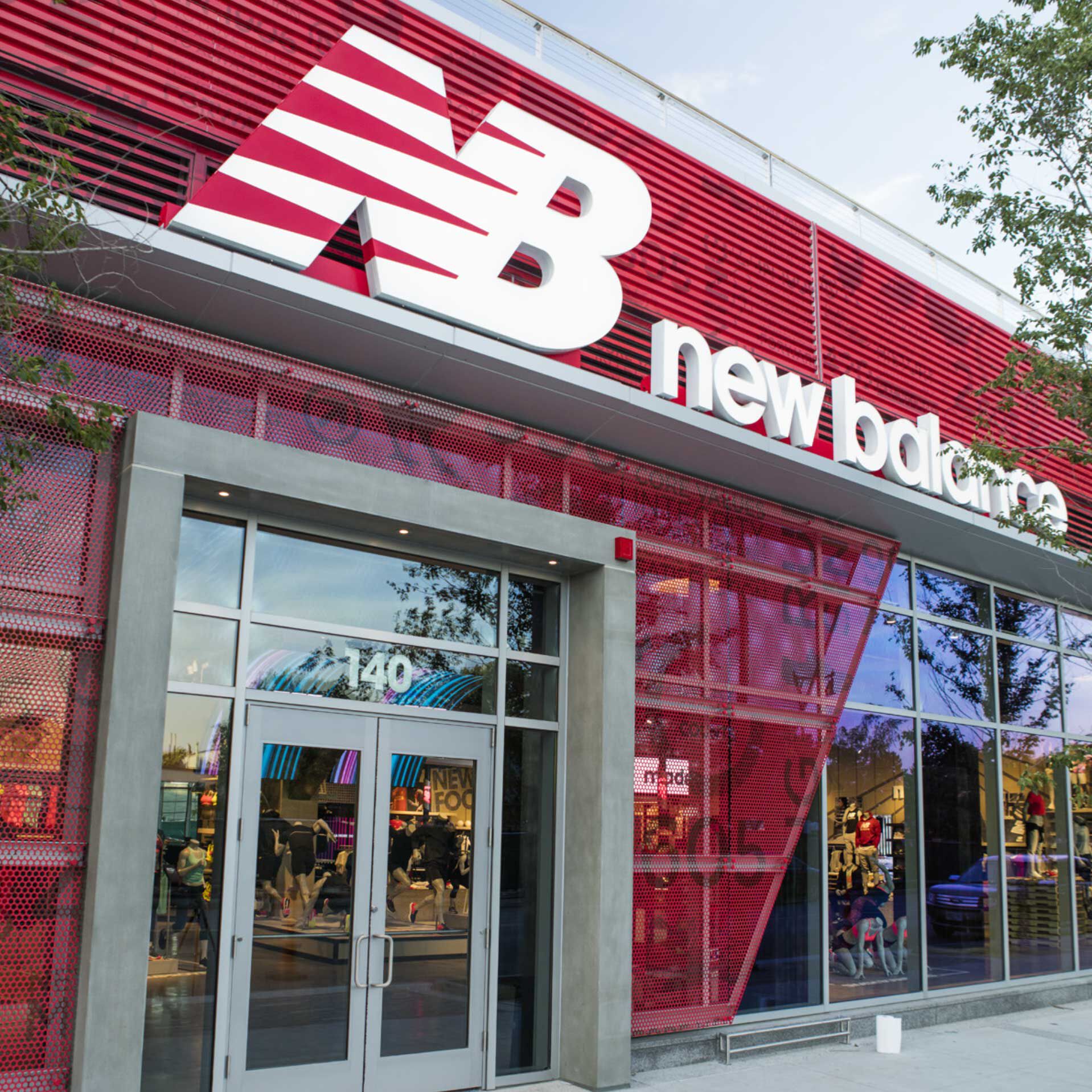 Laboratorio Bajo Menos Store Openings - New Balance